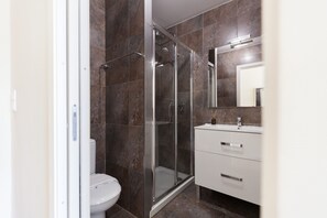 Baignoire, sèche-cheveux, serviettes fournies, shampoing
