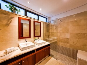 Shower, hair dryer, towels - FLH Vilamoura Villa Rosa Golf Apartment with Pool (Vilamoura)