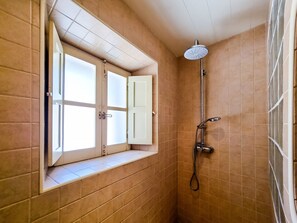 Dusche, Haartrockner, Handtücher