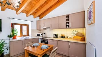 Fridge, microwave, oven, coffee/tea maker