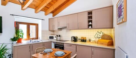 Kühlschrank, Mikrowelle, Ofen, Wasserkocher mit Kaffee-/Teezubehör