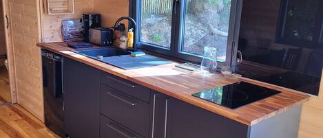 Réfrigérateur, micro-ondes, plaque de cuisson, cafetière/bouilloire