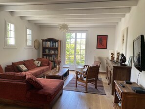 Télévision, lecteur de DVD, livres, imprimantes