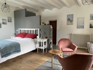 4 bedrooms, desk, iron/ironing board, free WiFi