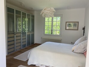 4 bedrooms, desk, iron/ironing board, free WiFi