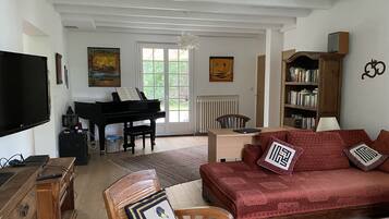 Télévision, lecteur de DVD, livres, imprimantes