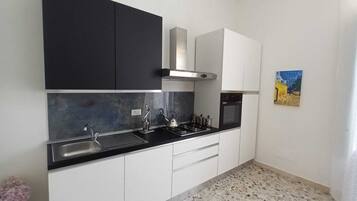 Frigorifero, forno, piano cottura, macchina per tè/caffè