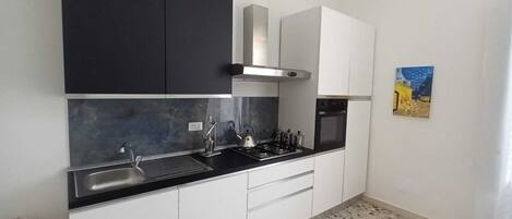 Fridge, oven, stovetop, coffee/tea maker