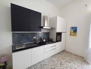 Réfrigérateur, four, plaque de cuisson, cafetière/bouilloire