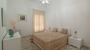 3 camere, una scrivania, ferro/asse da stiro, culla da viaggio