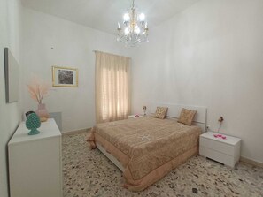 2 chambres, bureau, fer et planche à repasser, lit parapluie