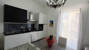 Frigorifero, forno, piano cottura, macchina per tè/caffè