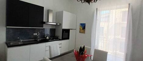 Kühlschrank, Ofen, Herdplatte, Wasserkocher mit Kaffee-/Teezubehör