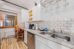 Fridge, microwave, oven, stovetop - Rustic Luxury 1 Bedroom License #6077 (Estes Park)