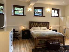 5 bedrooms, desk, iron/ironing board, travel cot