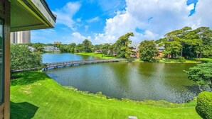 A serene park with a lake, a bridge, and lush greenery. - Beautiful 2 BedroomVilla in Kingston Resort (North Myrtle Beach)