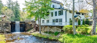 Lakeview pet friendly studio with pool, fire pit, canoes & paddle boats, & WiFi