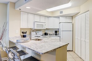 Fridge, microwave, oven, stovetop - 3rd-floor condo with balcony, hot tub, pools, gym & lazy river (Myrtle Beach)