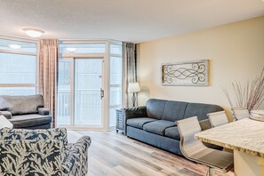 TV, DVD player, video library - 3rd-floor condo with balcony, hot tub, pools, gym & lazy river (Myrtle Beach)