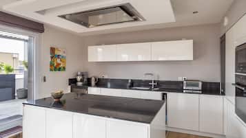 Een koelkast, een microgolfoven, een oven, een vaatwasser