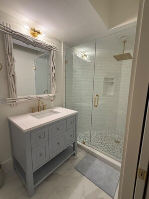 Badewanne, Haartrockner, Handtücher