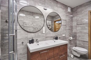 Family Apartment | Bathroom | Shower, hair dryer, towels, toilet paper - Apartamenty Swinoujscie - Sun Tower (Swinoujscie)