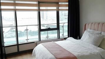 Apartamento estándar | Escritorio, sistema de insonorización, tabla de planchar con plancha