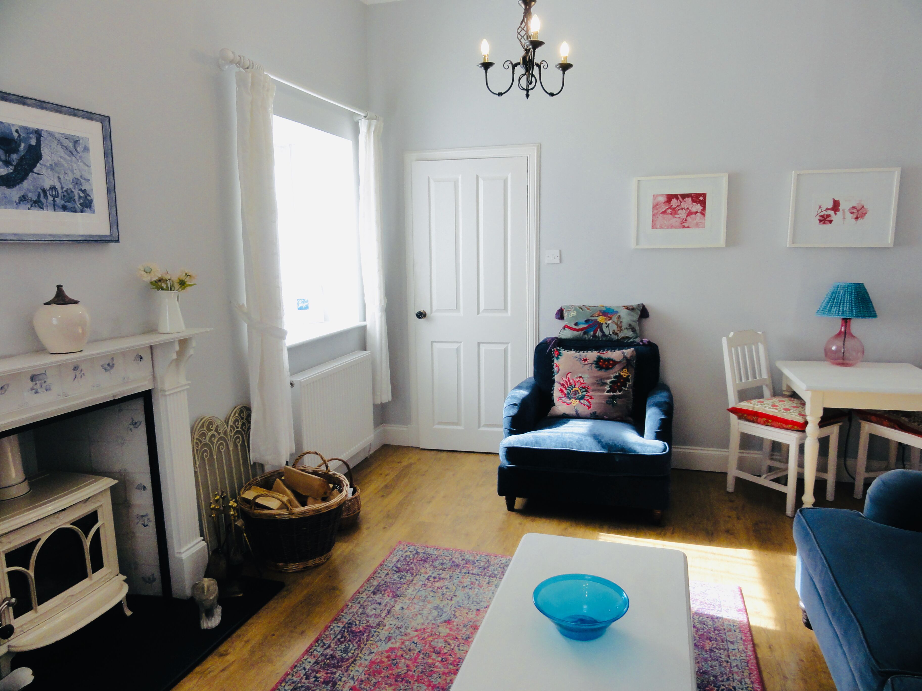 智能电视、壁炉、书