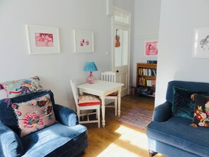 Smart TV, chimenea y libros 