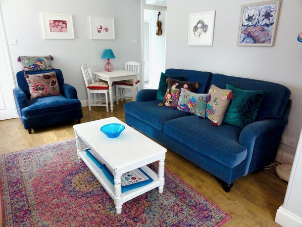 Smart-TV, Kamin, Bücher