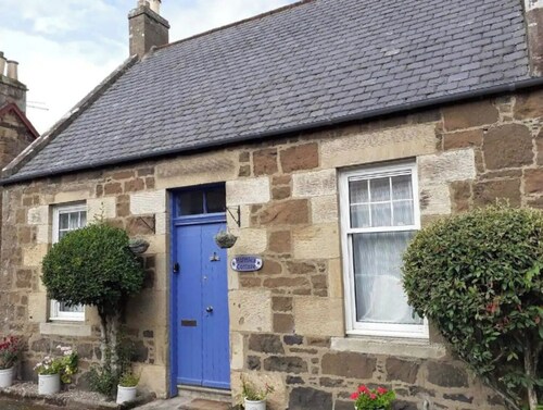 Holmlea Cottage, a sweet and charming getaway in a picturesque Fife village.