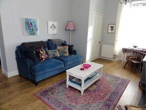 Smart-TV, Kamin, Bücher