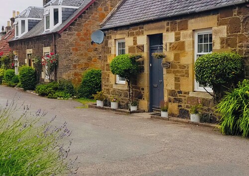 Holmlea Cottage, a sweet and charming getaway in a picturesque Fife village.