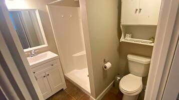 Een douche, handdoeken, shampoo