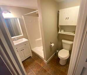 Shower, towels, shampoo