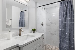 Badewanne, Haartrockner, Handtücher