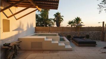 Minibar, in-room safe, laptop workspace, blackout curtains