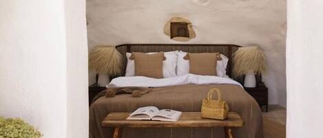 Traditional Studio Suite, 1 Queen Bed | Minibar, in-room safe, laptop workspace, blackout drapes