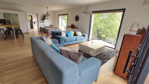 Televisión, videojuegos, reproductor de DVD y futbolito 