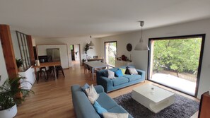 Televisión, videojuegos, reproductor de DVD y futbolito 