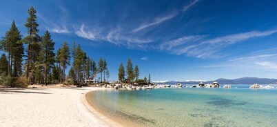 Lazy Bear Lodge in Homewood - hot tub, close to lake, large home