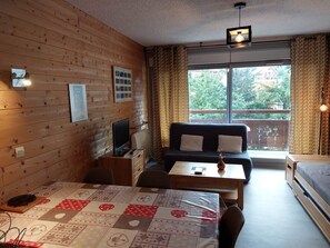 Living area - 50m from resort center, 3rd floor, balcony, parking, tv, ski locker, 32m², Les 2 Alpes (Les Deux Alpes)