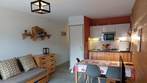 A compact living space with a sofa, dining table, and kitchenette. - 50m from resort center, 3rd floor, balcony, parking, tv, ski locker, 32m², Les 2 Alpes (Les Deux Alpes)