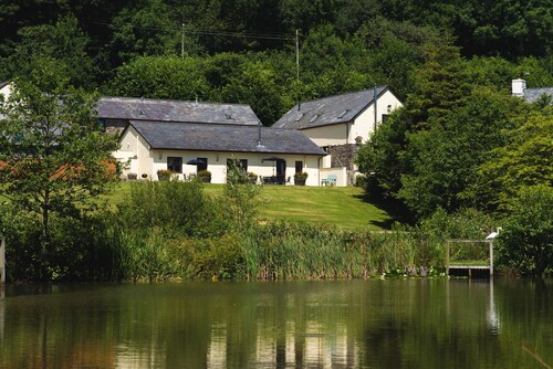 Pretty 3 bedroom cottage sleeping 6 with lake views and onsite children's play area.