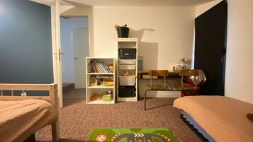 4 bedrooms, iron/ironing board, free WiFi, bed sheets