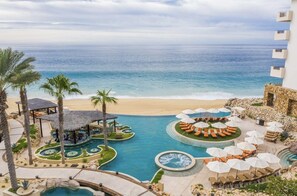 Alberca al aire libre y alberca climatizada