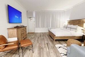 1 soveværelse, skrivebord, mørklægningsgardiner, strygejern/strygebræt