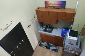 Réfrigérateur, four, plaque de cuisson, bouilloire électrique