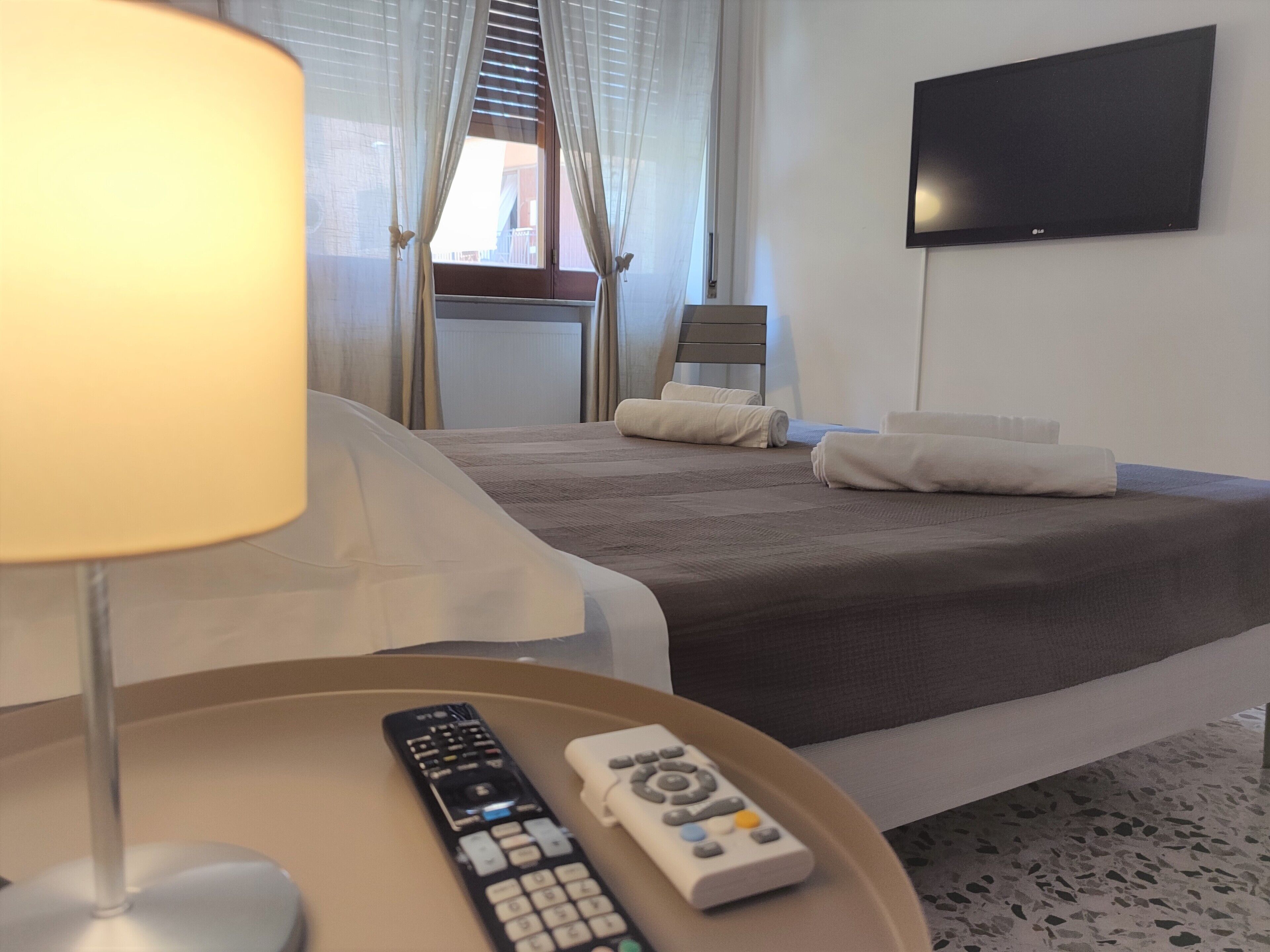 2 chambres, coffre-fort, bureau, fer et planche à repasser