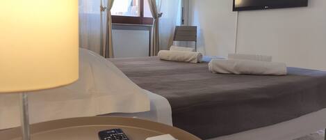 2 chambres, coffre-fort, bureau, fer et planche Ă repasser